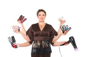 Femme à six mains tenant un sèche-cheveux