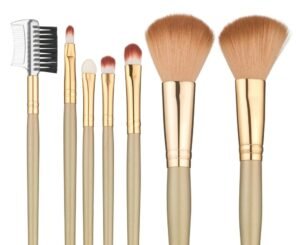 Sept pinceaux de maquillage sur fond blanc représentant des outils pouvant être nettoyés dans des nettoyeurs à ultrasons.