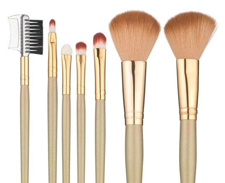 Sept pinceaux de maquillage sur fond blanc représentant des outils pouvant être nettoyés dans des nettoyeurs à ultrasons.