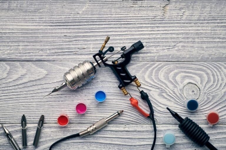 Petit pistolet à tatouage symbolisant les applications de nettoyage par ultrasons dans les cliniques médicales