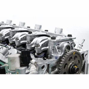 Moteur de voiture symbolisant l'utilisation du nettoyage par ultrasons pour l'entretien des pièces dans l'industrie automobile.