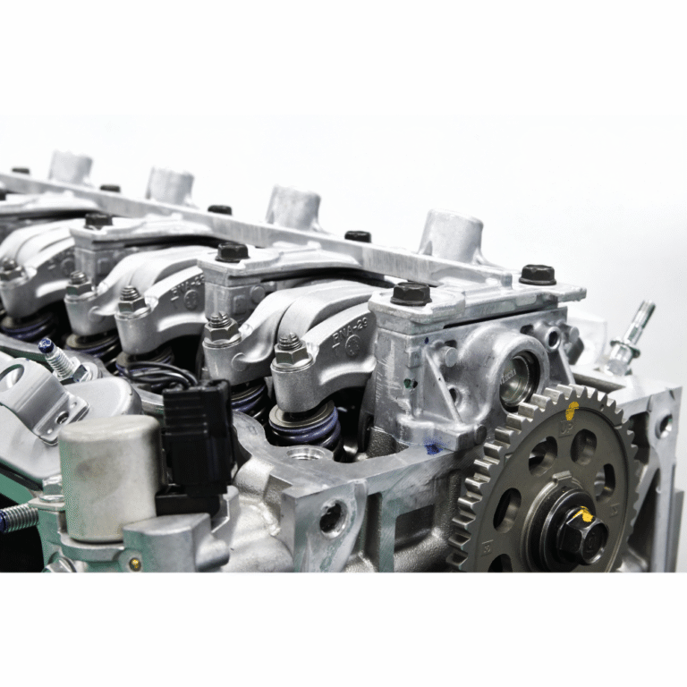 Moteur de voiture symbolisant l'utilisation du nettoyage par ultrasons pour l'entretien des pièces dans l'industrie automobile.