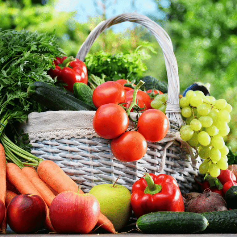 Panier blanc avec des tomates